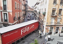 El camión atascado este lunes por la mañana en la calle Platerías.