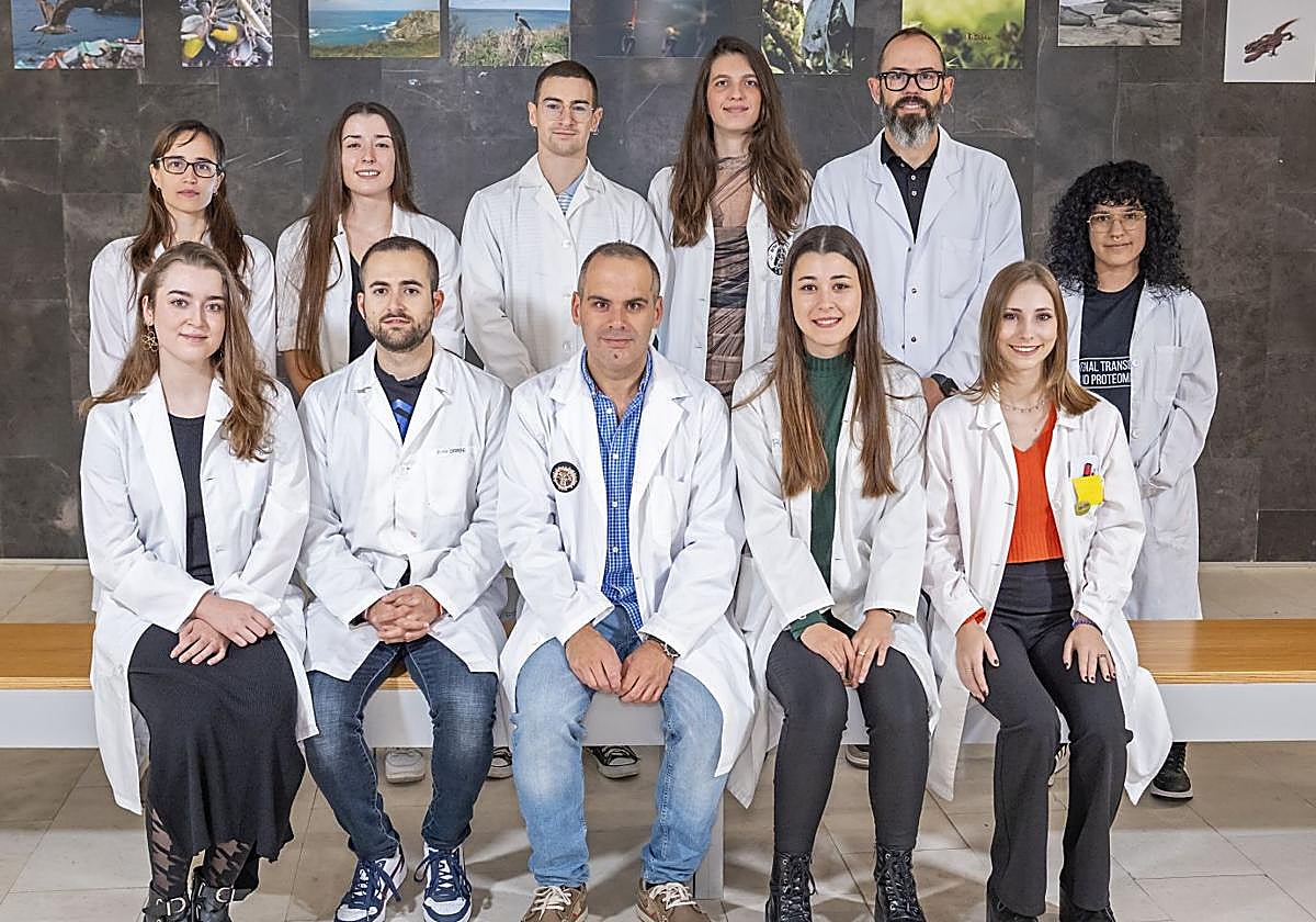 José Manuel Muñoz, sentado en el centro, junto con sus compañeros del equipo de investigación que recibirá los fondos recaudados en la Marcha contra el Cáncer de Valladolid.