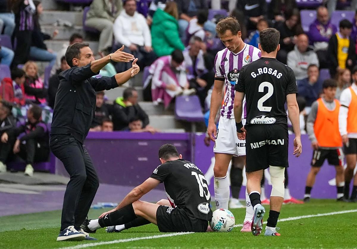 Borja Jiménez da instrucciones desde la banda, junto a Pablo Vázquez (en el suelo), Rosas y Latasa.