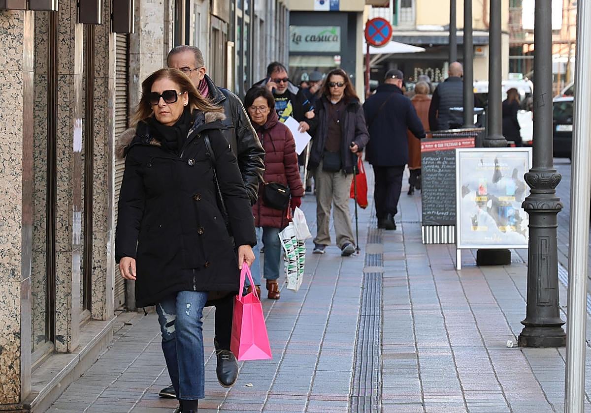 Gente con bolsas de compras por la calle, en una imagen de archivo.