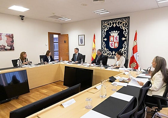 Fátima Pinacho, Rosa Esteban, Francisco Vázquez, Carlos Pollán, Ana Sánchez y Laura Seseña, letrada mayor, en la Mesa de las Cortes del pasado miércoles.
