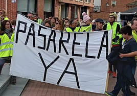 Concentración de los vecinos de Boecillo para reivindicar la construcción de la pasarela peatonal, en 2022.