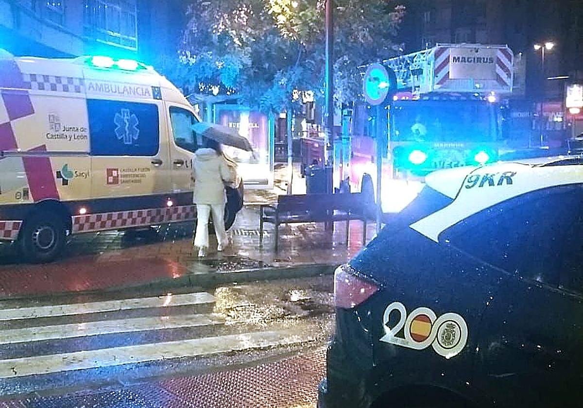 Bomberos, policías y personal sanitario, este domingo por la noche en la Circular.