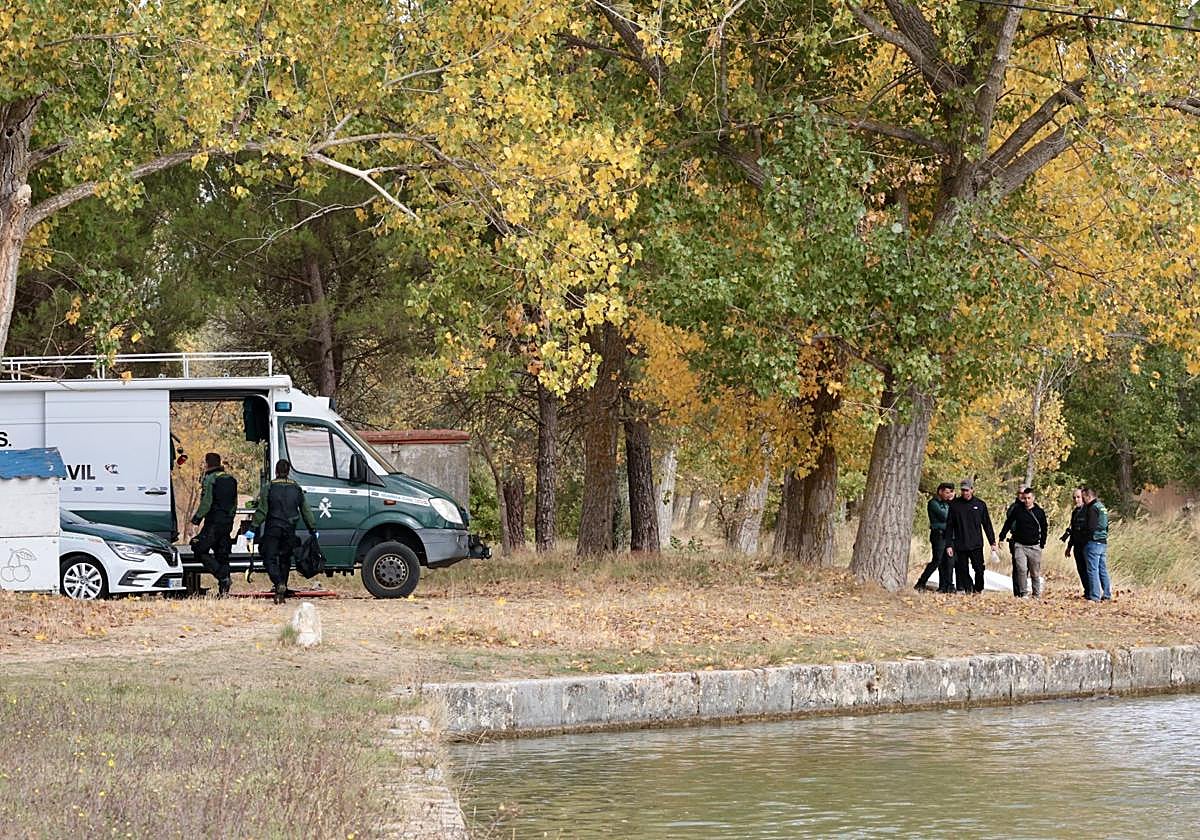 La Guardia Civil, tras el hallazgo del cadáver, en el Canal en Rioseco.