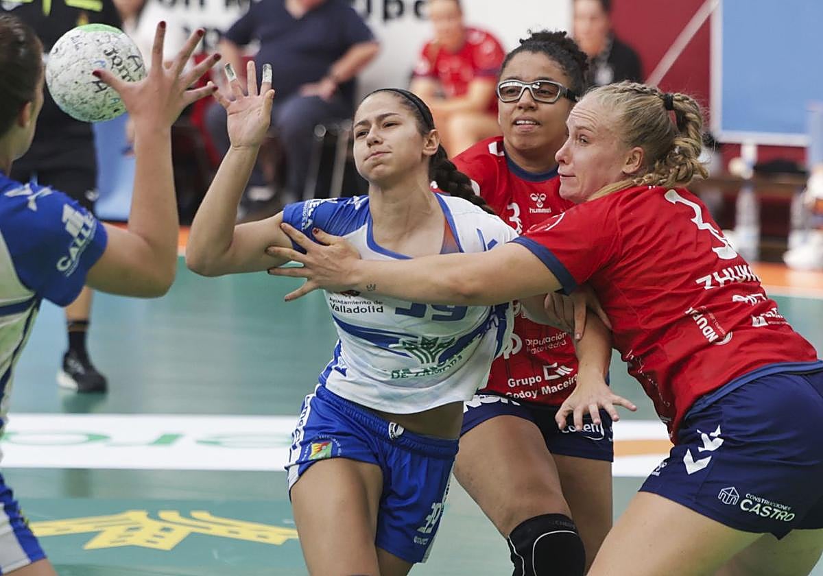 El Aula trata de percutir en la defensa de Porriño, en la jornada anterior,