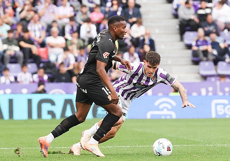 Trilli trata de parar a Juan Otero el pasado domingo en Zorrilla.