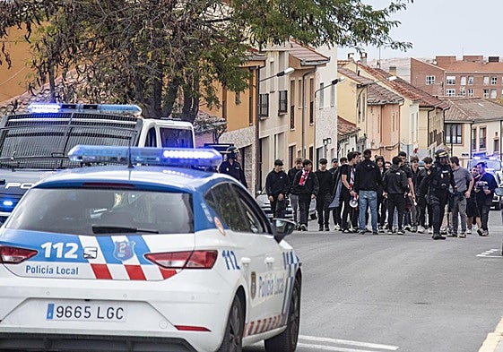 Policía Local y Nacional acompaña a la afición del Real Ávila durante su llegada al estadio de La Albuera.