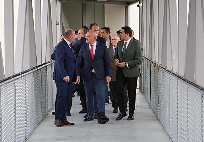 El alcalde de Valladolid, Jesús Julio Carnero, camina en el centro entre el consejero de Medio Ambiente, Juan Carlos Suárez-Quiñones, y el director del CTR, Javier Ruiz.