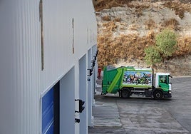 Un camión del servicio de limpieza descarga residuos en el Centro de Tratamiento de Residuos.