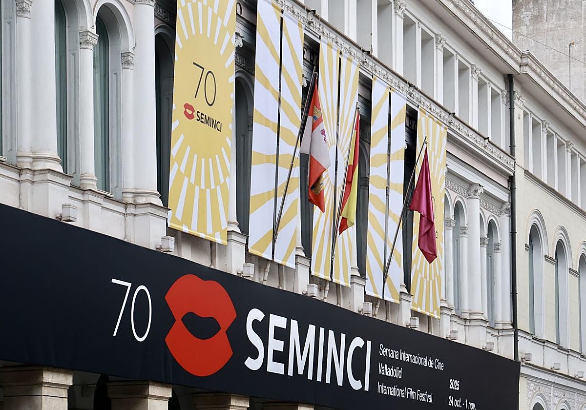 Cartel de la 70 edición, visible en el exterior del Teatro Calderón.