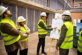 Uno de los responsables de la obra explica el proyecto al consejero de Medio Ambiente, la alcaldesa y el subdelegado del Gobierno.