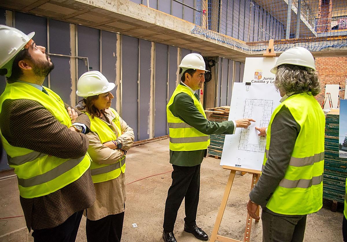 Uno de los responsables de la obra explica el proyecto al consejero de Medio Ambiente, la alcaldesa y el subdelegado del Gobierno.