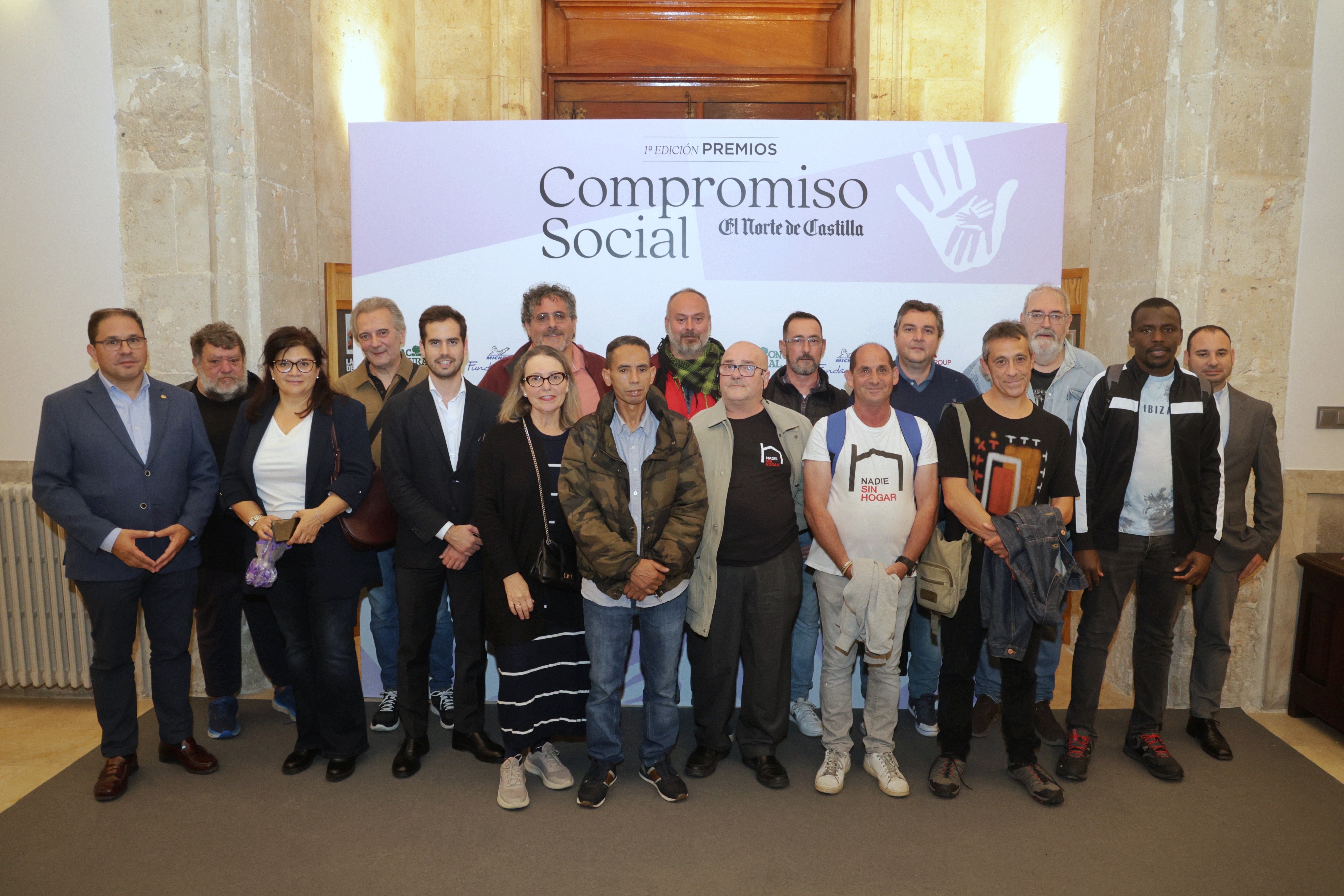 Equipo directivo, técnicos y participantes de Cáritas. A la izquierda, el director de Cáritas Valladolid, Guenther E. Beoelhoff y el concejal Personas Mayores, Familia y Servicios Sociales, Rodrigo Nieto (quinto por la izquierda).