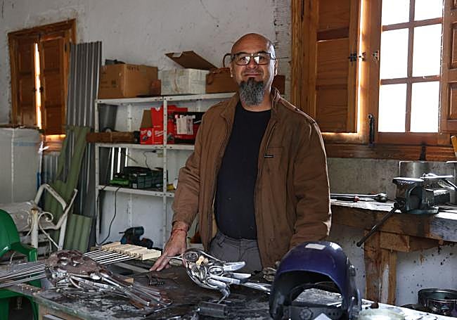 Freddy López, artista que trabaja en el Pinar de Antequera.