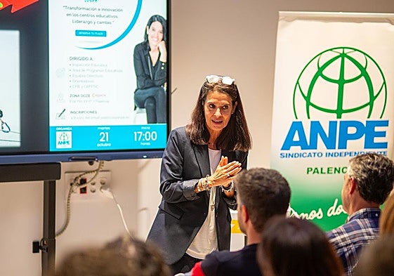 Mar Romera se dirige al público en la jornada celebrada por ANPE en la Cámara de Comercio.