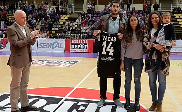 Homenaje que realizó el UEMC a la familia de José Alberto Vacas.