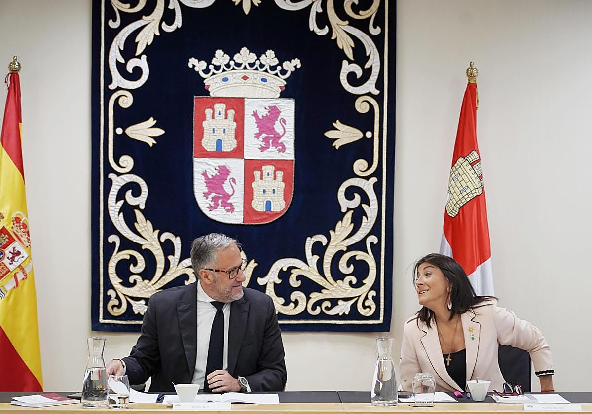 El presidente de las Cortes, Carlos Pollán, y la vicepresidenta segunda, Ana Sánchez, durante la Mesa de las Cortes este martes.