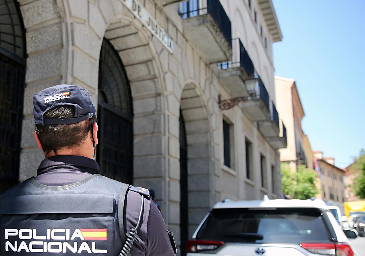 Agente de la Policía Nacional, en la Audiencia Provincial de de Segovia.