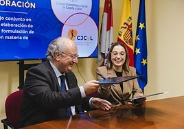 Firma de renovación del convenio de colaboración del Consejo de la Juventud de Castilla y León y el Consejo Económico y Social de Castilla y León, este martes en Palencia.
