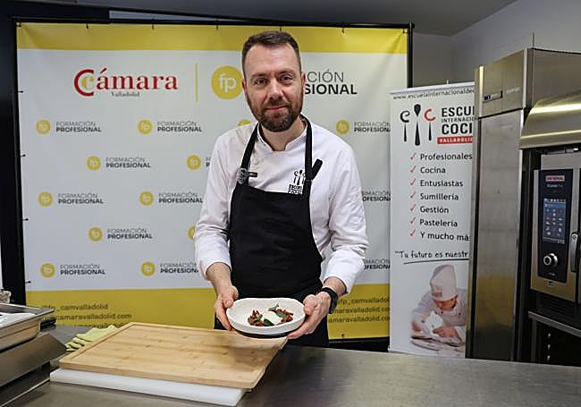 Raúl del Moral mostrando su plato recién acabado