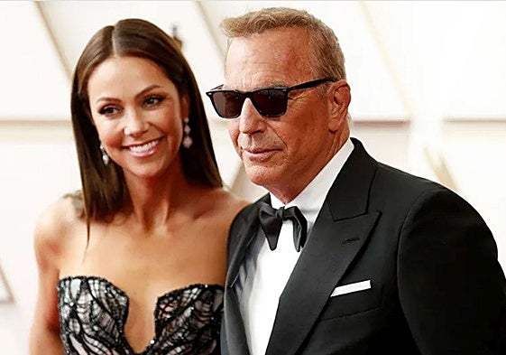 Kevin Costner con su exmujer Christine Baumgartner, en una imagen de archivo.