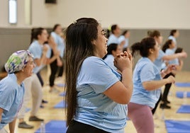 Las participantes de la jornada en femenino comparten risas durante la clase de fuerza.