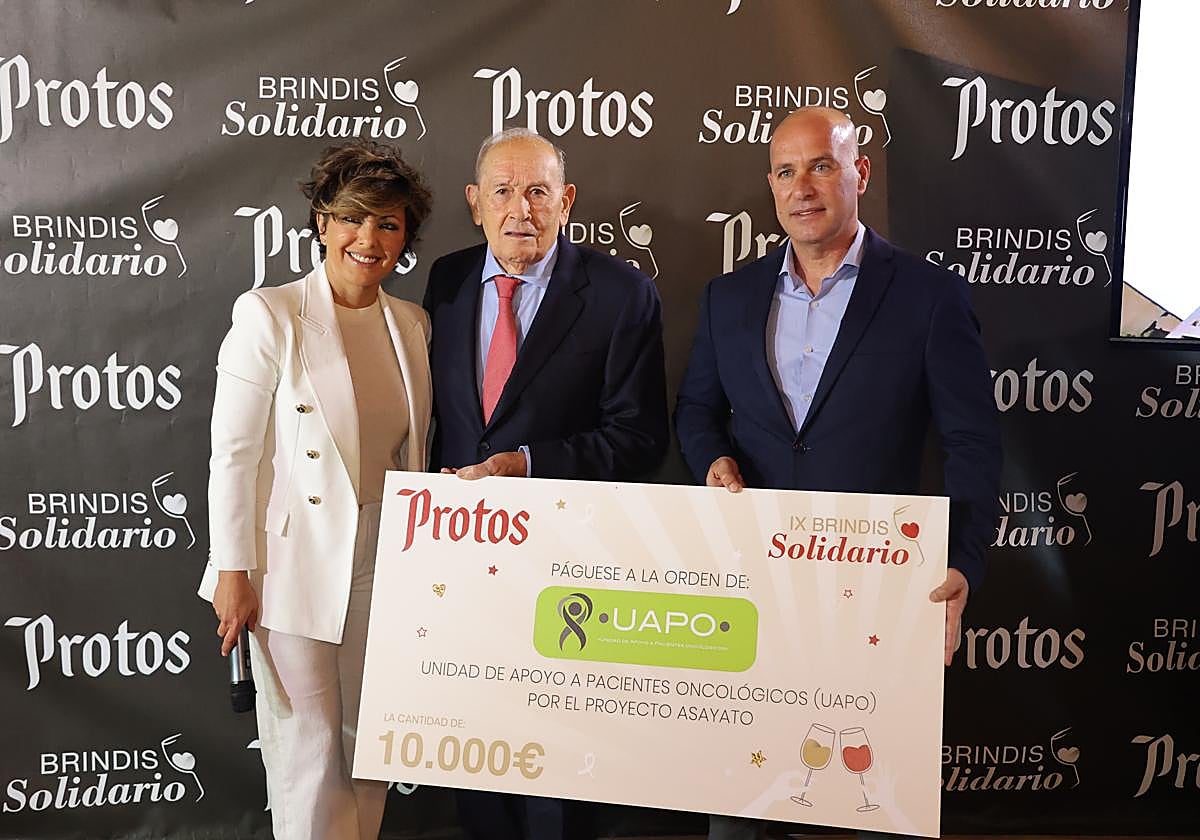Brindis Solidario de 2024 con la periodista, Sonsoles Ónega; Edmundo Bayón, presidente de Bodegas Pro-tos, y Javier Cánovas, director de UAPO