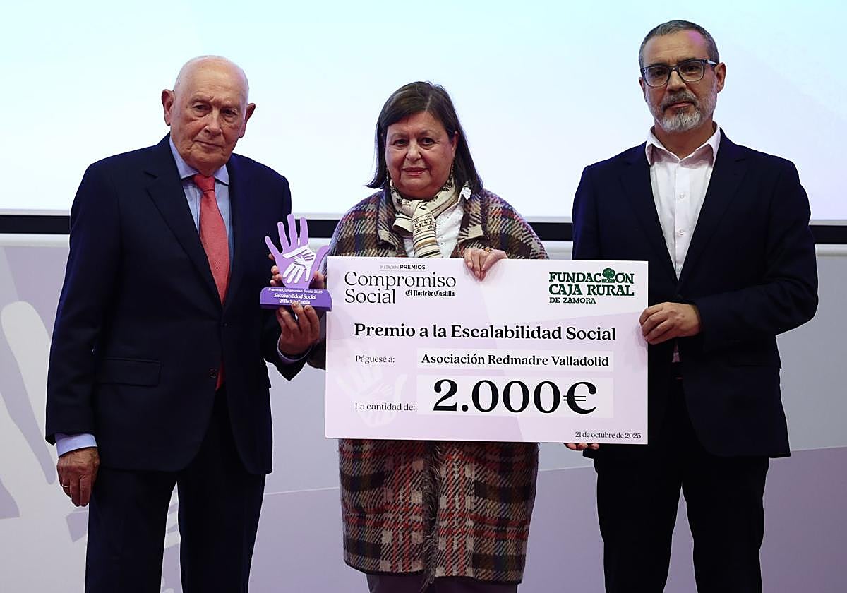 Edmundo Bayón, presidente de Bodegas Protos, y Julián Picapiedra, responsable de proyectos de Fundación Michelin, entregan su premio a María del Mar Sabadell, presidenta de la asociación Redmadre Valladolid.
