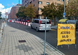 Una furgoneta sale marcha atrás del carril de acceso, aún señalizado como tal, que conduce a Enrique Cubero, cortada esta mañana, desde Ciudad de la Habana.