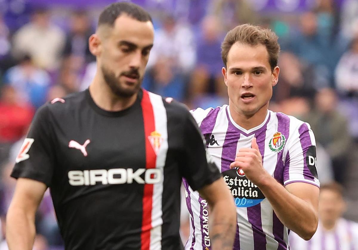 Latasa persigue a un rival del Sporting el pasado domingo.