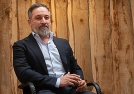 Santiago Abascal, en el porche del Asador Las Brasas, en Valsaín (Segovia), donde se realizó la entrevista.