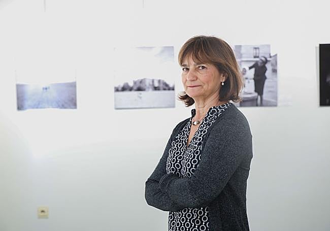 Clara Berbel, frente a varias de las fotos que forman parte de la exposición.