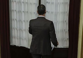 El presidente del Gobierno, Pedro Sánchez, sale del hemiciclo durante la sesión de control al Ejecutivo celebrada ayer en el Congreso