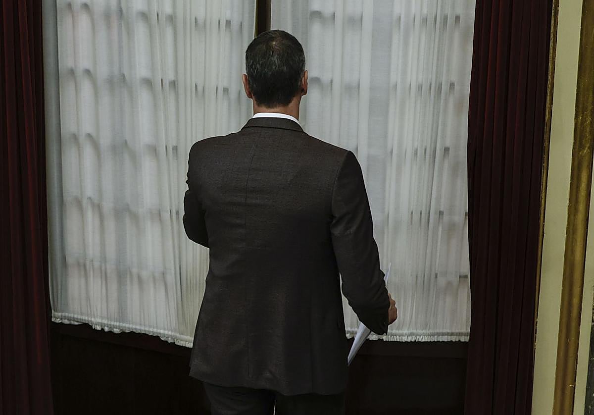 El presidente del Gobierno, Pedro Sánchez, sale del hemiciclo durante la sesión de control al Ejecutivo celebrada ayer en el Congreso