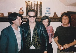 Paco Heras (i) junto a Mickey Rourke, Nancy Garceau y Michael Cimino que presentaron 'Manhattan Sur' en la seminci de 1984.