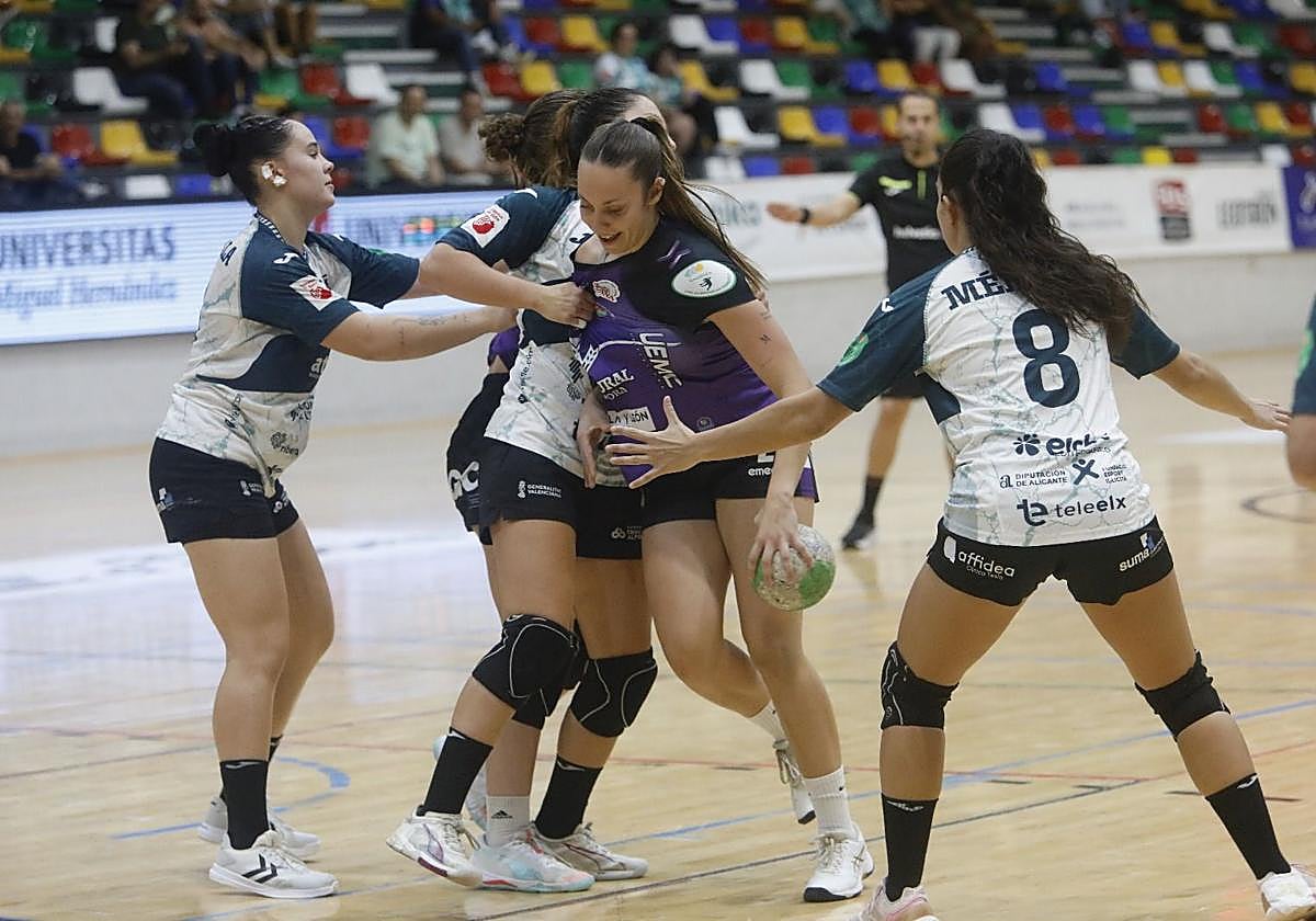 La defensa del BM Elche frena en falta a Patiño.