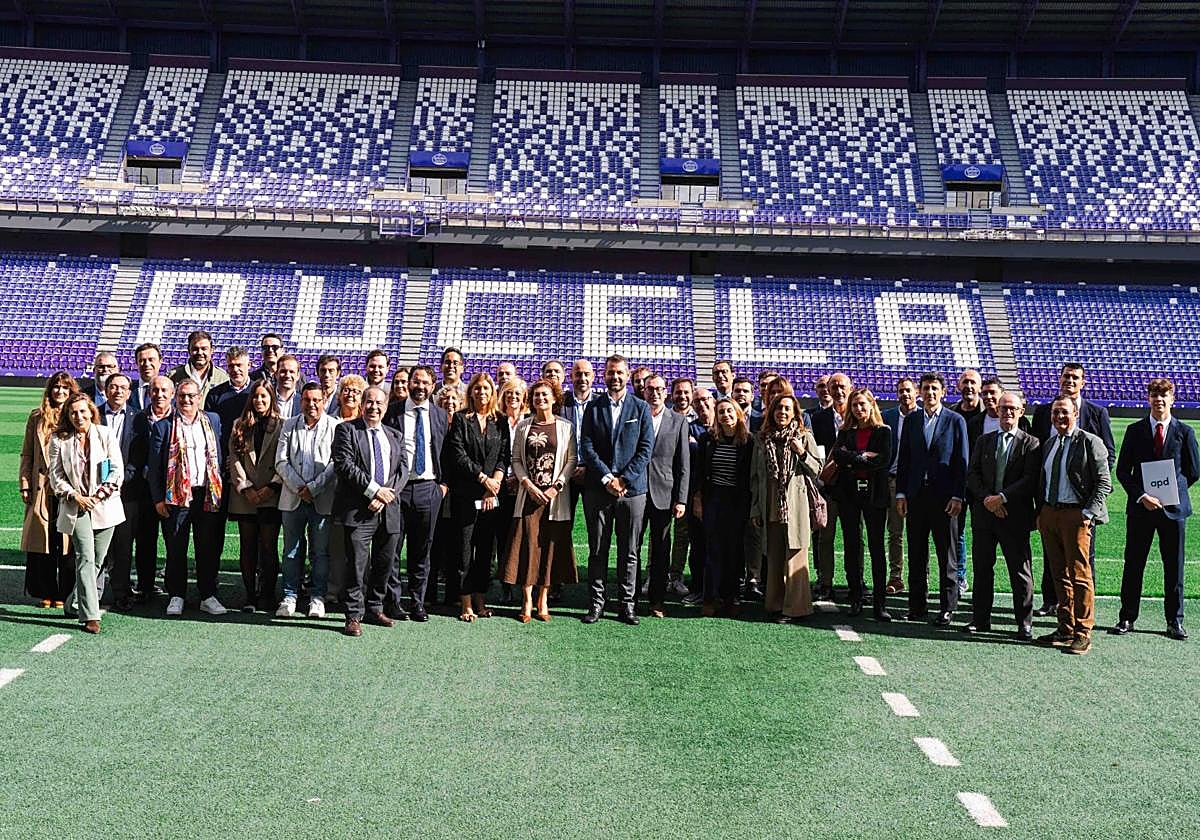 Asistentes a la jornada celebrada por APD en Zorrilla, con Gabriel Solares, copresidente del Real Valladolid, en el centro.
