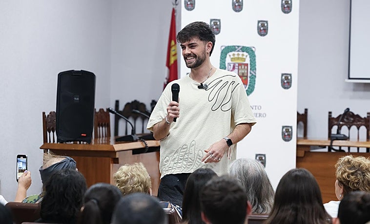 Iván Rojo responde a las preguntas de los vecinos de Tudela de Duero.
