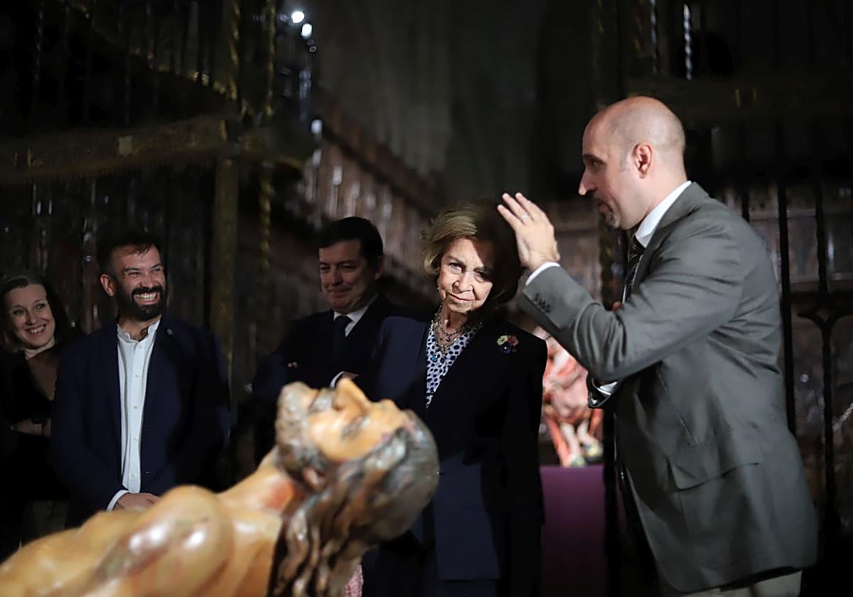 Doña Sofía contempla una de las obras comentadas por el comisario de la exposición.
