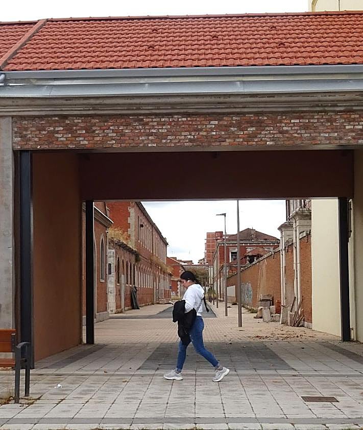 Imagen secundaria 2 - Arriba, el acceso abierto desde la calle Bartolomé de las Casas. Debajo, a la izquierda, la entrada, aún cerrada por vallas, hacia los viales del antiguo cuartel. A la derecha, el acceso peatonal por General Shelly.