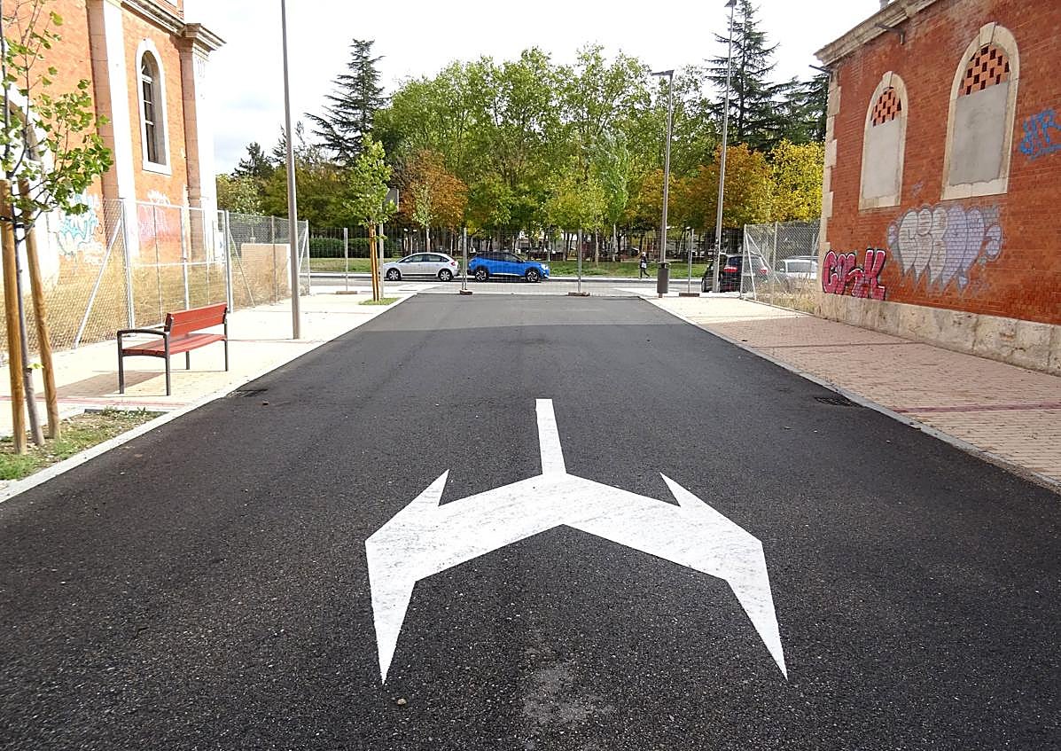Imagen secundaria 1 - Arriba, el acceso abierto desde la calle Bartolomé de las Casas. Debajo, a la izquierda, la entrada, aún cerrada por vallas, hacia los viales del antiguo cuartel. A la derecha, el acceso peatonal por General Shelly.