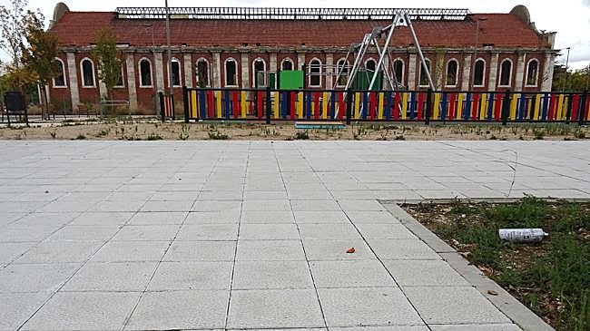 Imagen después - El regimiento de Caballería, a principios del siglo XX, y el mismo escenario, en el que se encuentra su plaza principal, en la actualidad.