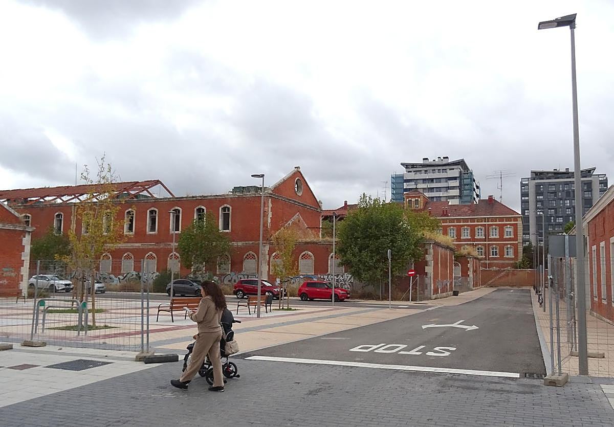 Imagen principal - Arriba, el acceso abierto desde la calle Bartolomé de las Casas. Debajo, a la izquierda, la entrada, aún cerrada por vallas, hacia los viales del antiguo cuartel. A la derecha, el acceso peatonal por General Shelly.