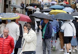 La lluvia hizo ayer acto de presencia en la ciudad.