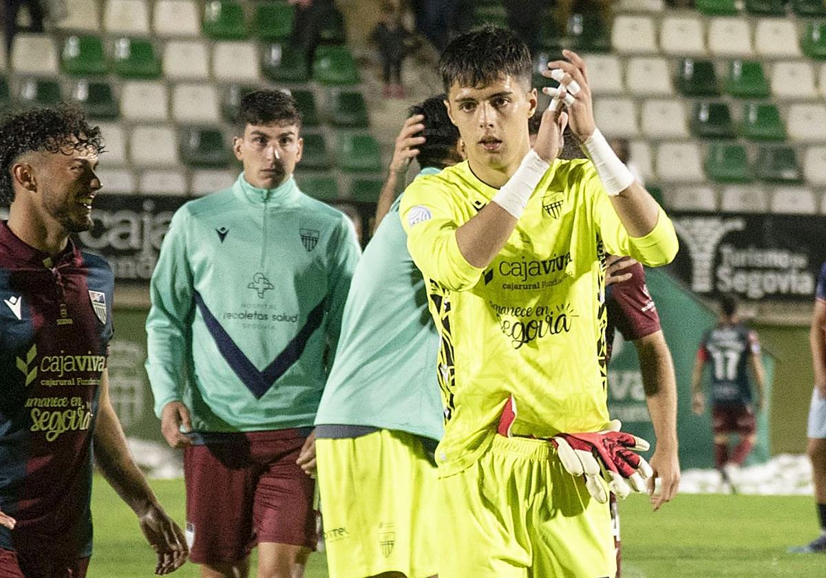 Postigo aplaude tras el partido ante el Ávila.