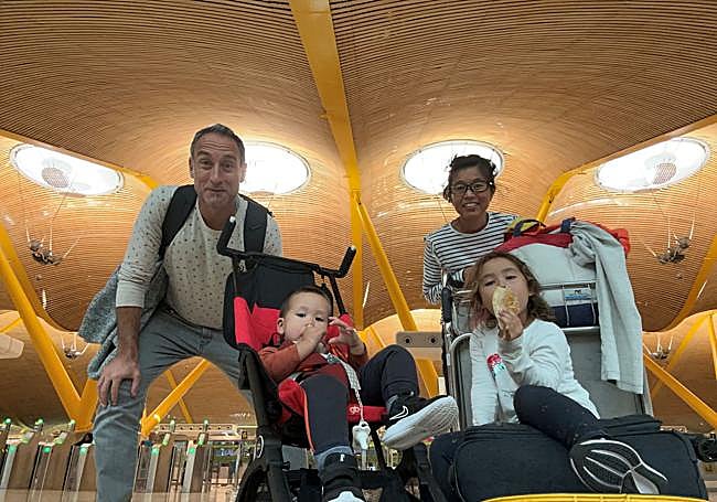 Ugo Blanco con su familia en el aeropuerto de Barajas antes de volar a Trinidad y Tobago