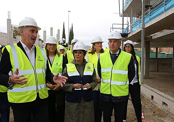 El alcalde habla con la ministra en el transcurso de la visita a las obras.
