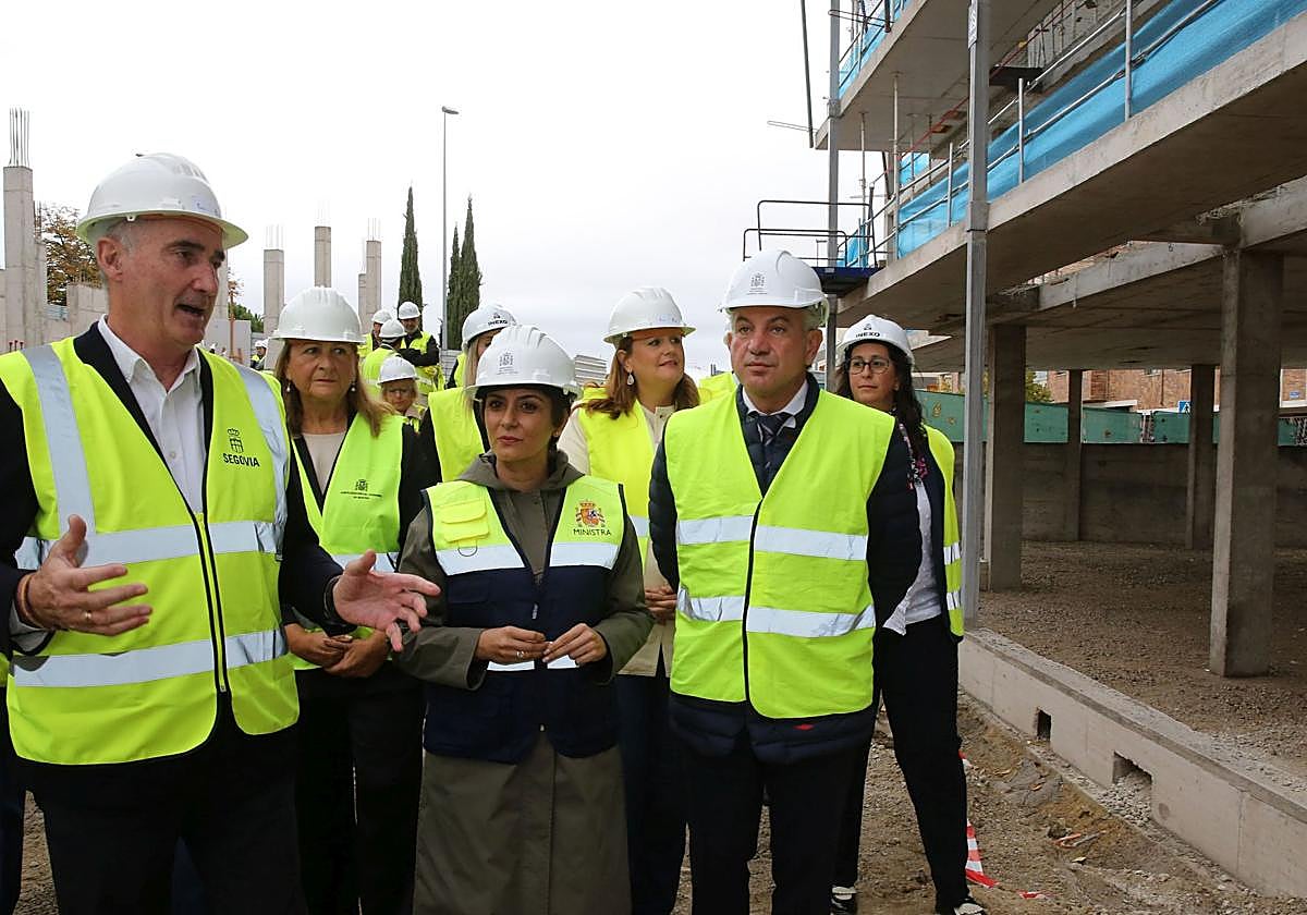 El alcalde habla con la ministra en el transcurso de la visita a las obras.