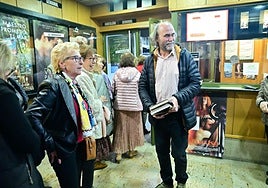 Arturo Dueñas, cineasta y dueño de los Cines Casablanca, a la entrada de las salas en la calle Leopoldo Cano.