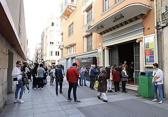 Público a las puertas del Teatro Carrión para un acto de la Seminci en la pasada edición.